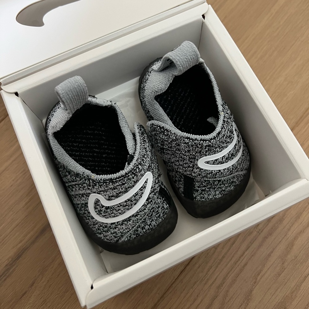 Nike Swoosh 1 baby/toddler Black and Gray Sneakers